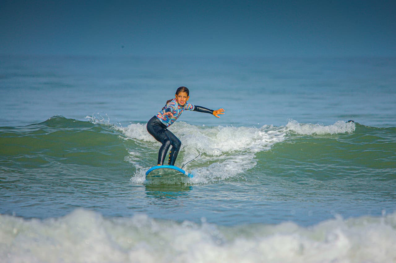 Une jeune stagiaire de l'école de surf Big Mama Surf School à Lacanau