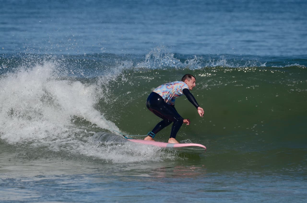Un surfeur de niveau confirmé sur une jolie vague pendant un stage de surf à Lacanau