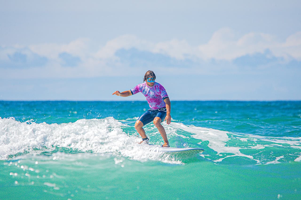 Un stagiaire de l'école de surf Big Mama Surf School à Lacanau sur une belle vague