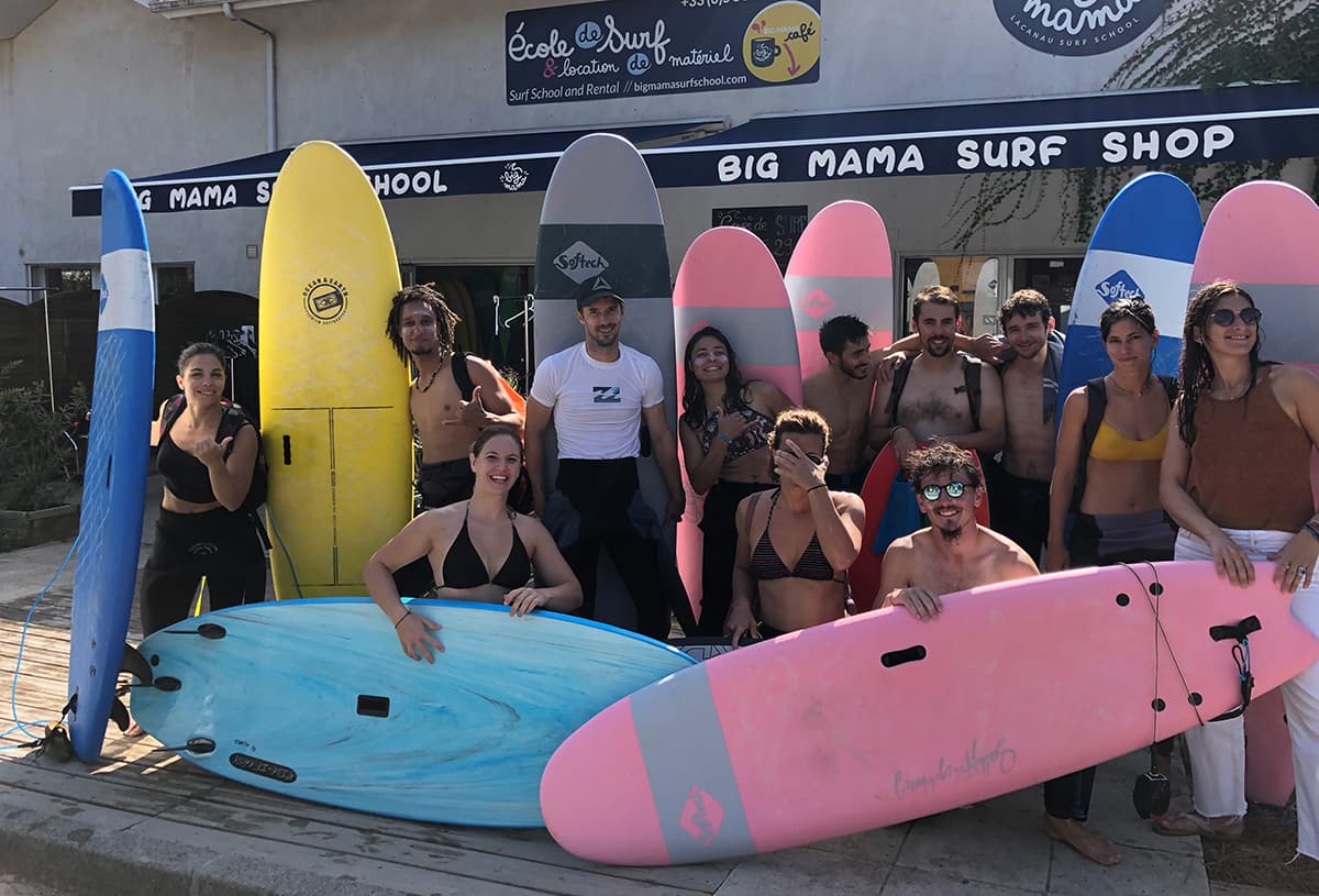 Groupe d'amis avant un stage de surf à Lacanau