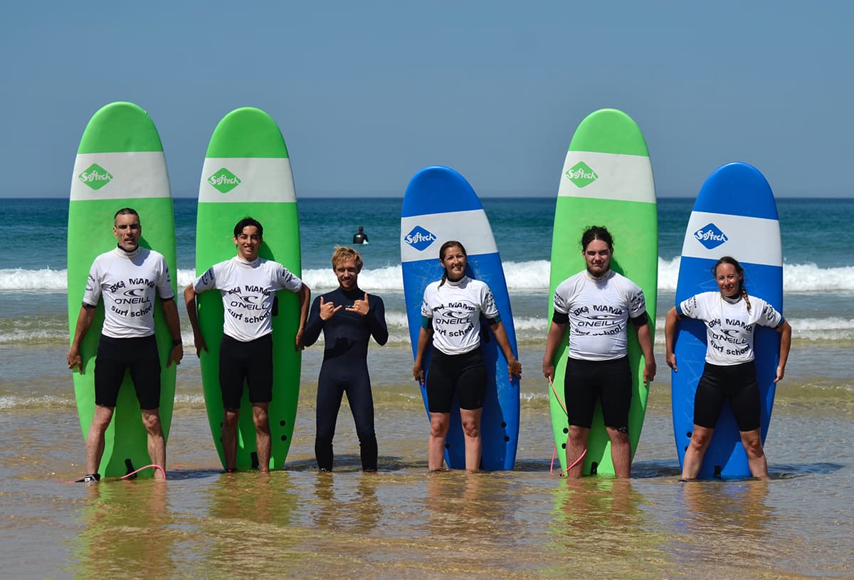 Groupe d'apprentis surfeurs sur la plage de Lacanau
