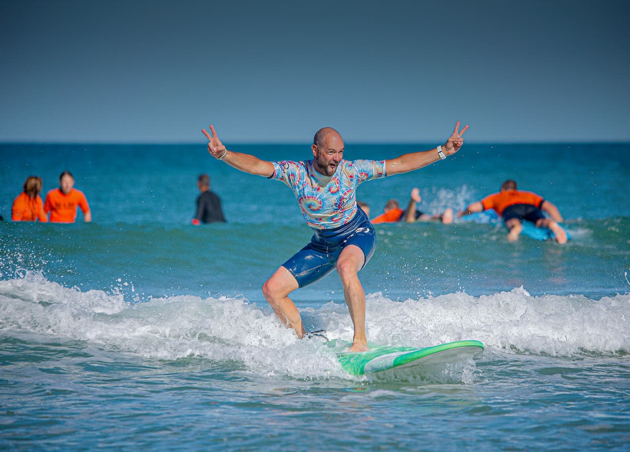 Un surfeur très fier de s'être mis debout dès sa première leçon de surf à Lacanau
