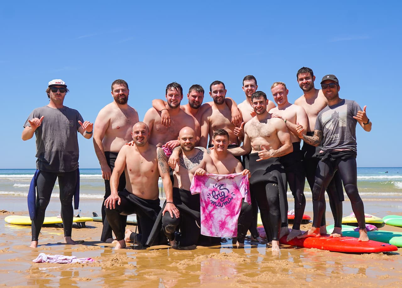 Groupe de potes après un cours de surf dans le cadre d'un enterrement de vie de garçon à Lacanau