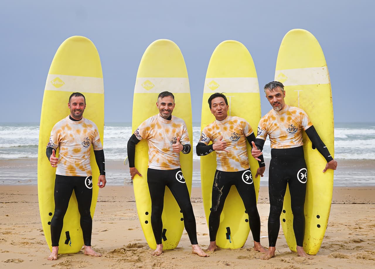 Quatre collègues après une session surf durant un séminaire à Lacanau
