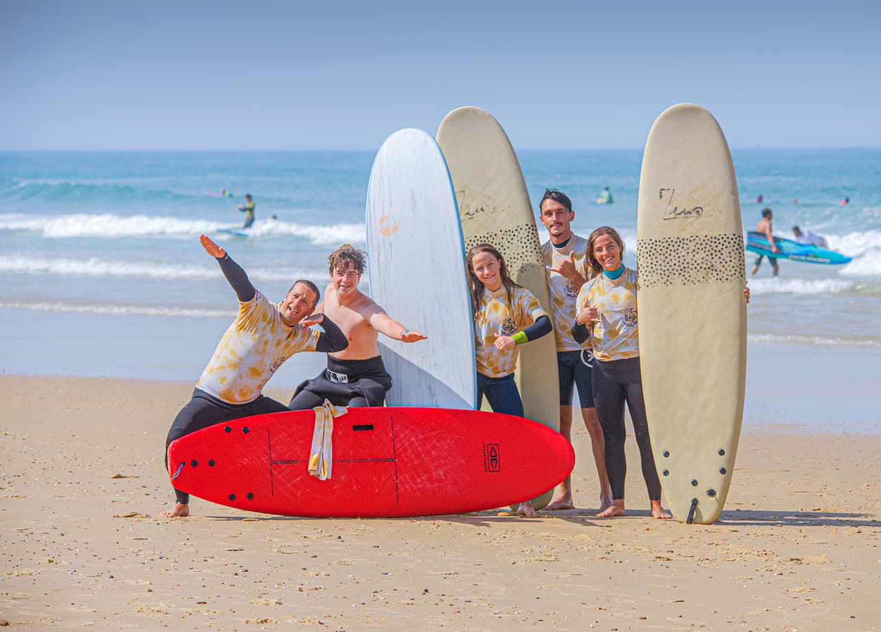 Famille de surfeur prenant la pause sur la plage de Lacanau après un cours de surf avec Big Mama Surf School