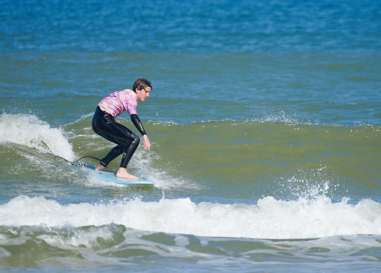 Jeune stagiaire sur une vague durant un cours de perfectionnement avec Big Mama Surf School Lacanau