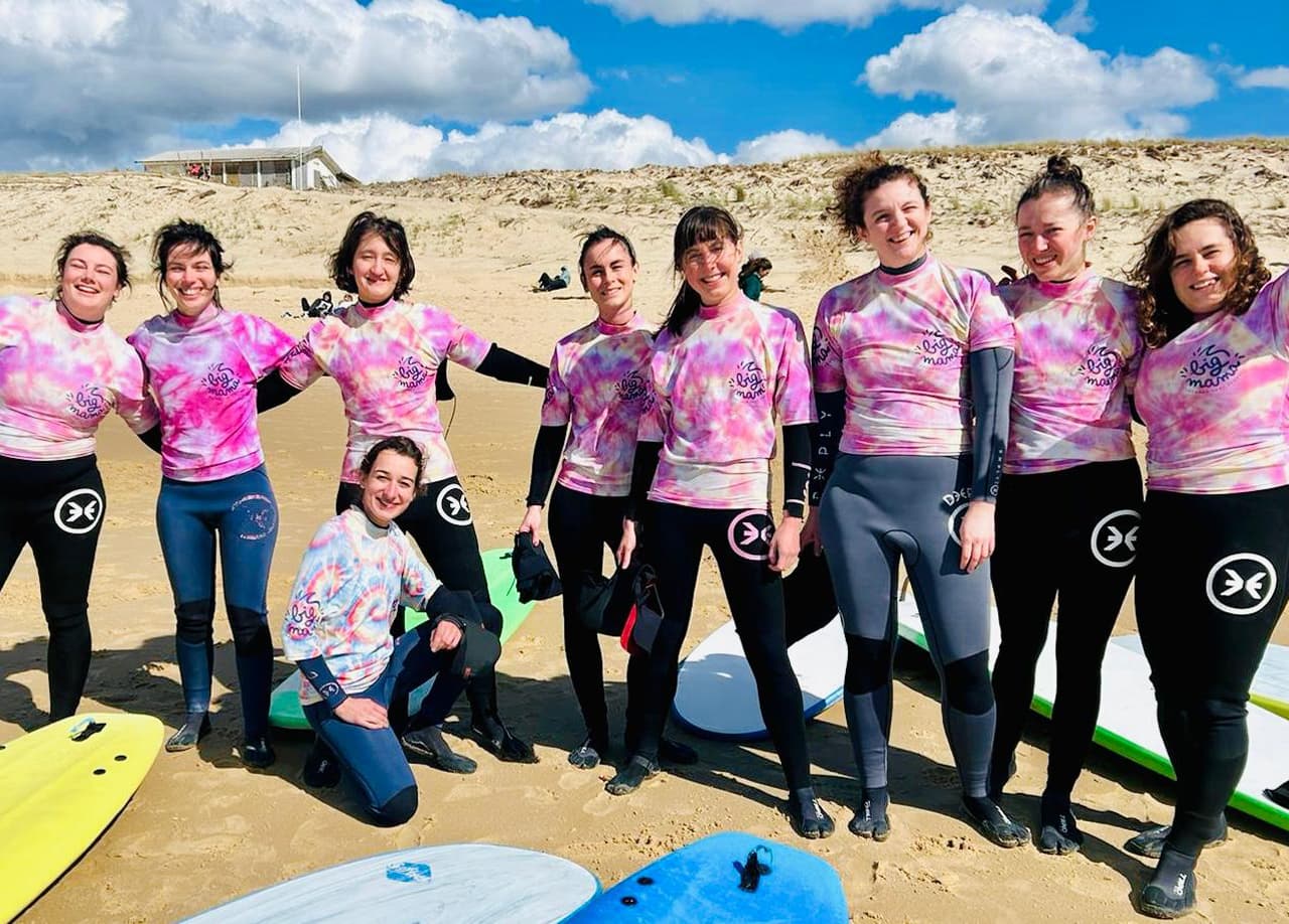 Groupe de filles dans le cadre d'un cours de surf EVJF chez Big Mama Surfschool à Lacanau