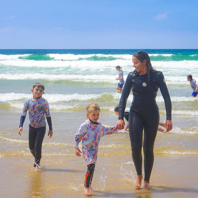 Deux jeunes enfants et leur monitrice de surf à Lacanau