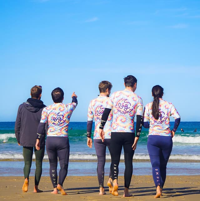 Arrivée sur la plage d'un groupe de stagiaires pour un cours d'initiation de surf à Lacanau
