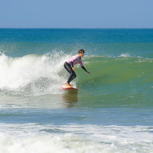 Surfeur sur une gauche à Lacanau durant un cours de surf perfectionnement