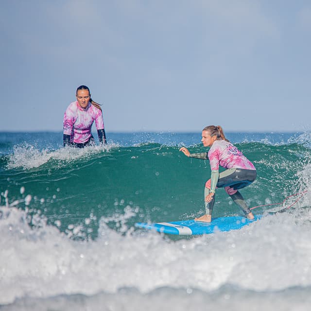 Surfeuses à Lacanau pendant un stage chez Big Mama Surf School
